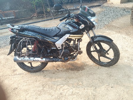 મહેન્દ્ર ગાડી વેચવાની છે