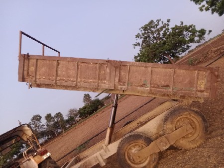 કિસાન કંપનીનું ફોરવીલ ટેલર વેચવાનું