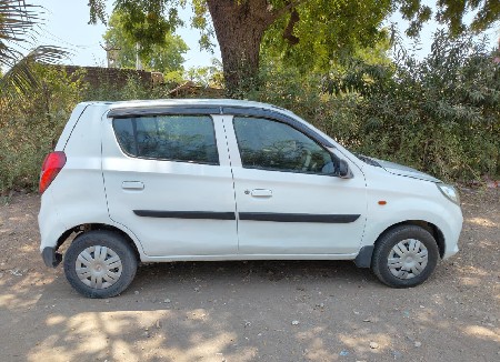 ફોર વ્હીલ-કાર વેચવાની છે