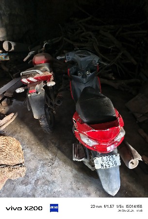 (1) scooty (1) pulsar