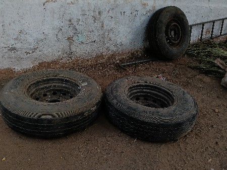 બોલેરો પીકપના ત્રણ ટાયર વેચવાના