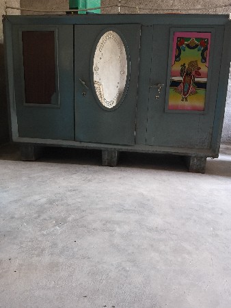 કબાટ વેચવાનો છે