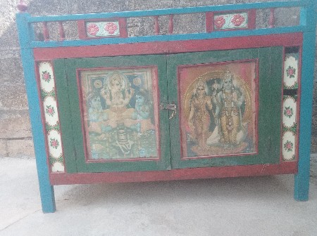કબાટ વેચવાના છે બે