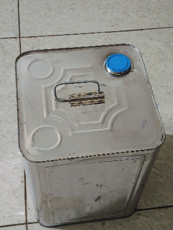મગફળી નું ઓર્ગેનિક તેલના ડાબા.