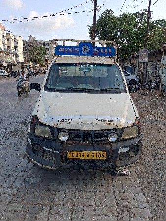 મહિન્દ્રા જેનીઓ પિકપ