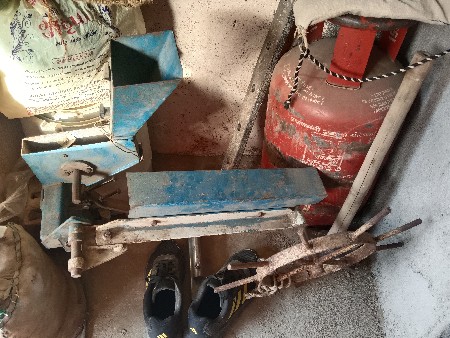 કપાસ વાવવાના ડબલાં વહેંચવાના છે