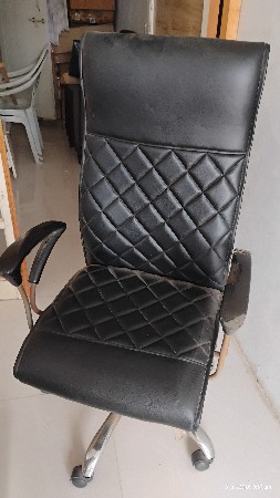 ખુરશી વેચવાની છે