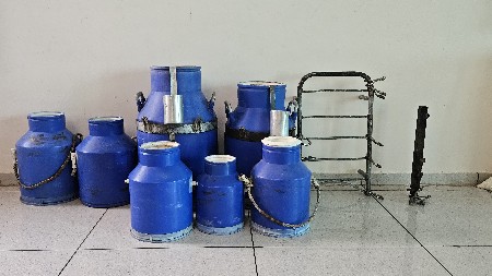 દૂધના કેન અને ગાડીનો સ્ટેન્ડ