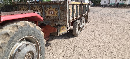ટ્રેક્ટર અને ટ્રોલી વેચવાનું છે