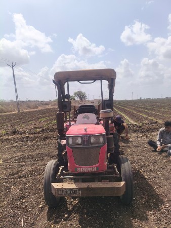 યુવરાજ ટ્રેકટર 215