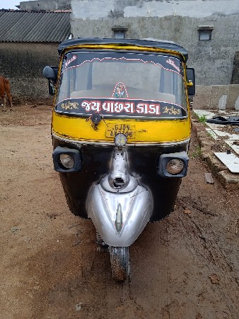 પિયાગો રિક્ષા વેચવાની છે