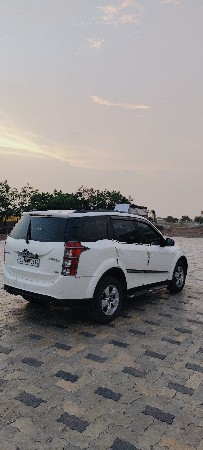 xuv 500 w8