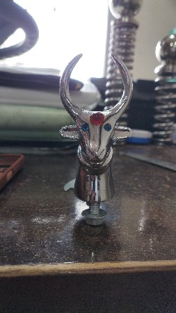 ટ્રેક્ટર ના બોનેટ માટેનો બળદ