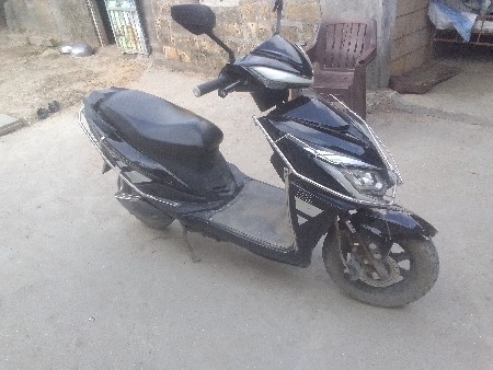 6 બેટરી વાળી સ્કુટી વેચવાની સે