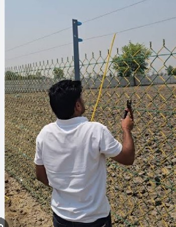 ફેન્સિંગ તાર અને પાપડા દિવાલ
