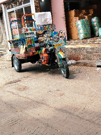 રીક્ષા વેચવાની છે ચીરા કંપનીની છે