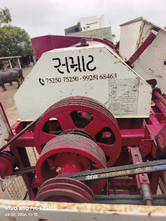 Samrat thresher vechavanu chhe