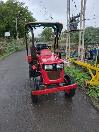 mahindra yuvraj 215