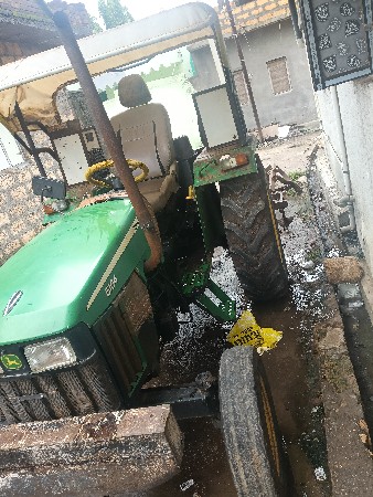 johndeer tractor 5104 black body