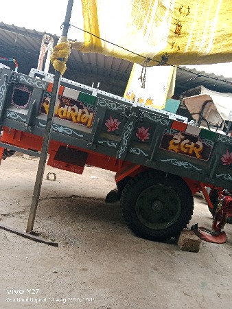 મહિન્દ્રા યુવરાજ 215 વેચવાનું છે
