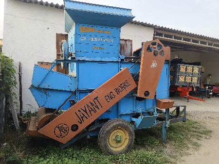 જયંત થ્રેસર આપવાનું છે.