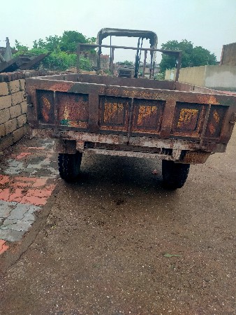 સાટા માં ખડેલી ભેંસ ચાલે