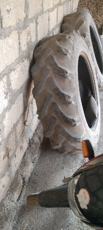 ટ્રેક્ટરના ટાયર વેચવાના છે