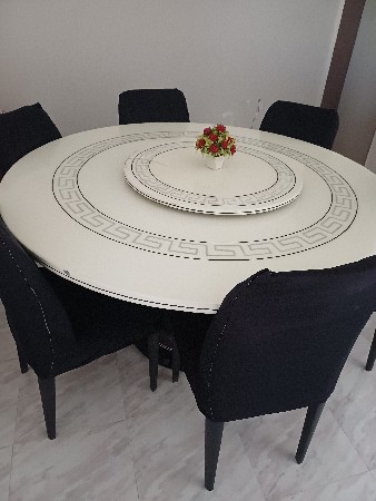 ડાયનીગ ટેબલ