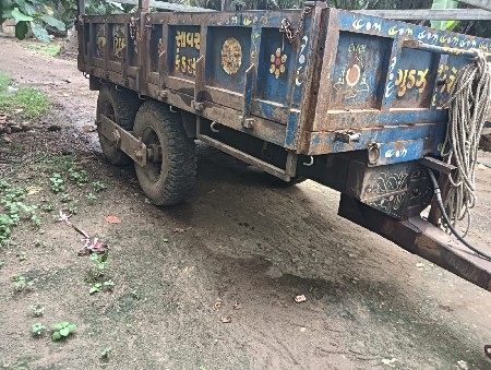 ટેલર વેચવાનું છે