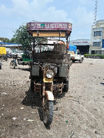 છકડો રિક્ષા દેવાની છે