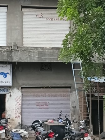 બે દુકાન વેચવાની છે