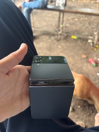 samsung Z flip 4 black colour