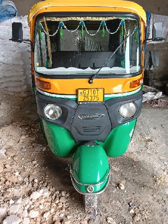 bajaj maxima z  28/9/2025