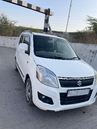 ફોર વ્હીલ વેચવાની છે.