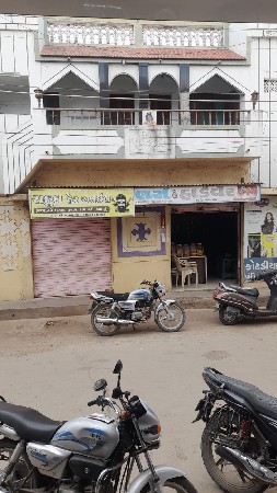 દુકાન અને મકાન વેચવાના છે