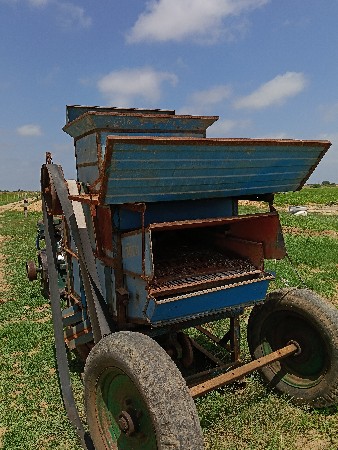 ગીતા કંપની નુ ઓપનર વેચવા નું છે