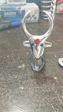 ટ્રેક્ટર બોનેટ માટેનો બળદ