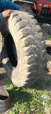 જે સી બી નુ  ટાયર