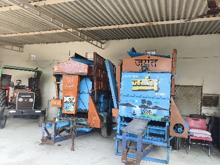 બે જયંત થ્રેસર આપવાના છે