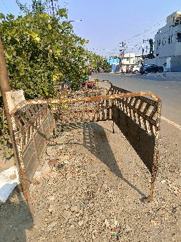 ગાડીની સાઈડ આઠ ફૂટ
