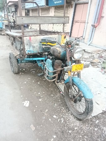 આ રીક્ષા વેચવાની છે સારંગ ની છે