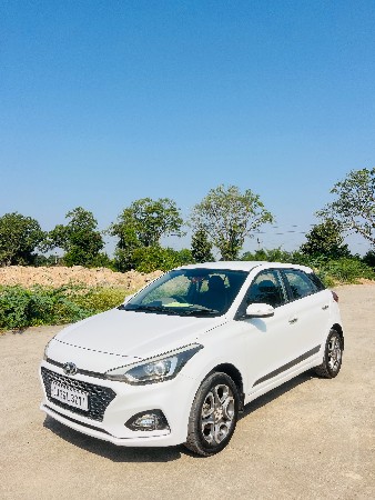 ફોર વ્હીલ-કાર વેચવાની છે