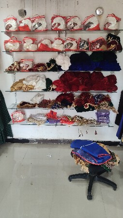 દુકાન ખાલી કરવાની હોવાથી
