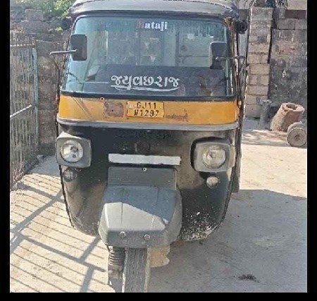 પિયાગો રિક્ષા લેવાની છે
