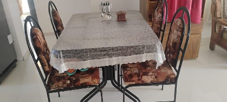 ડાઇનિંગ ટેબલ - ૪ ખુરશી સાથે